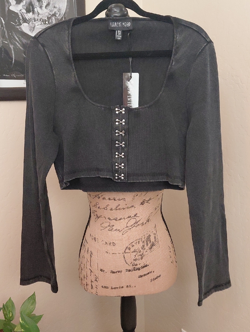 DOLLSKILL Current Mood 1X Black Cropped Long Sleeve Hook-and-Eye Top